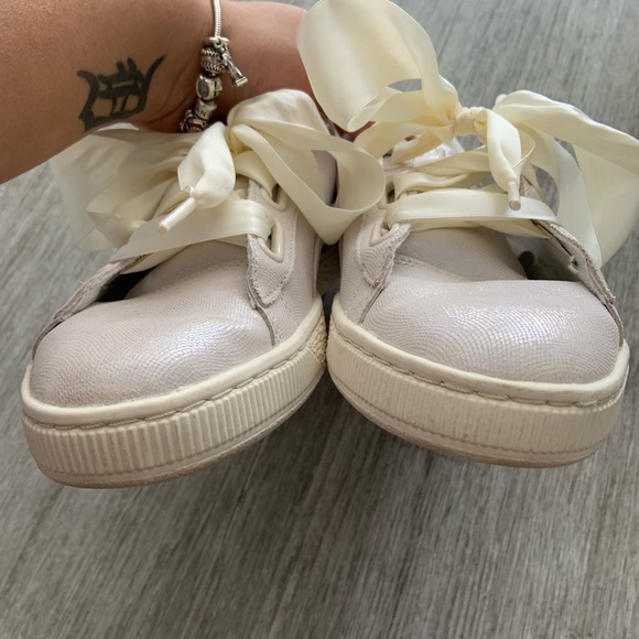 Ribbon Laced Pearlescent Pumas - Picture 6 of 6